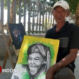 Kisah Djoeuhari, Seniman Jalanan Banyuwangi yang Bertahan Hidup Lewat Lukisan dan Doa
