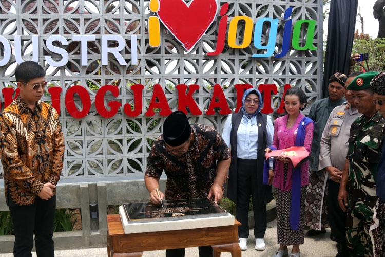 Pemkot Yogyakarta meresmikan taman dan gapura Bakpia Pathuk. (FOTO: Pemkot Jogja)