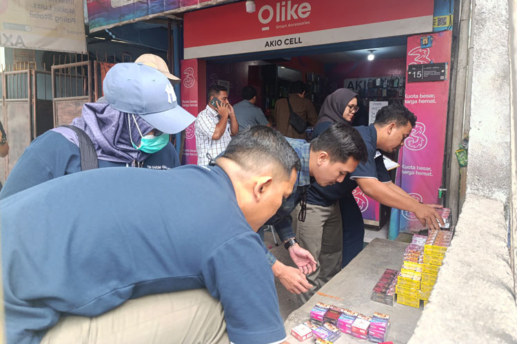 Petugas-gabungan-melakukan-razia-rokok-tanpa-cukai.jpg