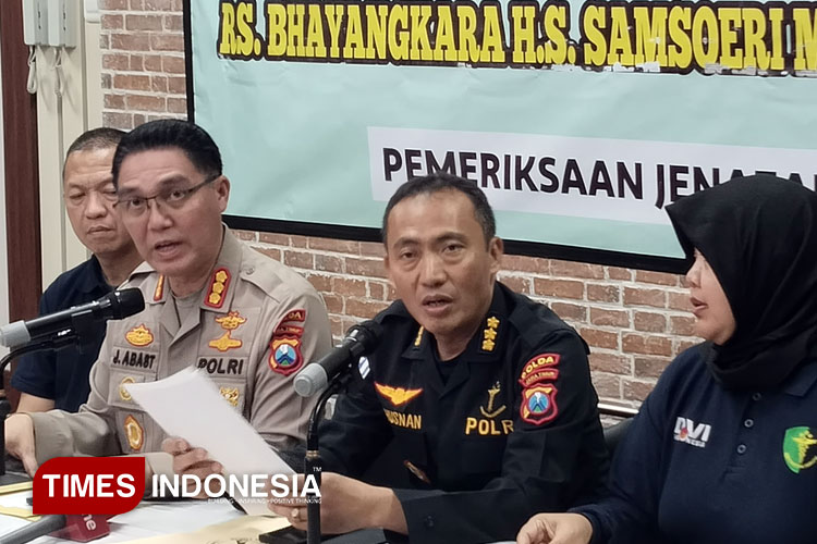 Press conference mengungkap hasil identifikasi jenazah korban ambruknya musala Ponpes Al Khoziny di RS Bhayangkara, Surabaya. (Foto: Siti Nur Faizah/TIMES Indonesia)