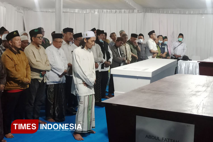 Proses-menyolati-7-jenazah-korban-Ponpes-Al-Khoziny.jpg