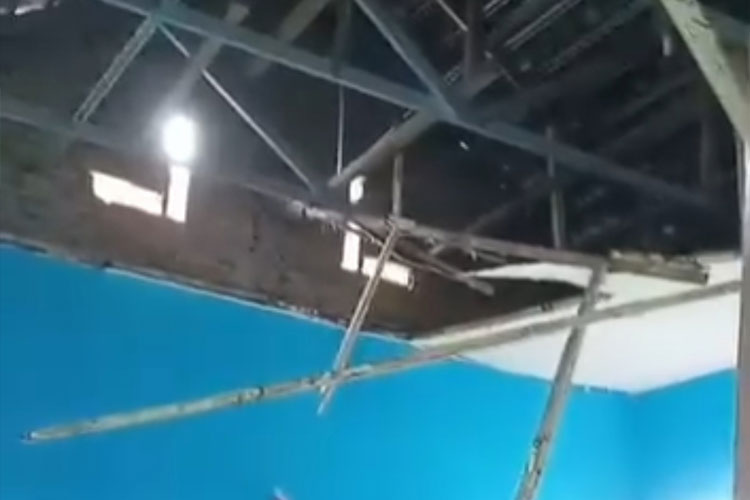 Ruang Kelas SDN Banyuwulu 4 rusak parah dan tak bisa ditempati. Bangunan pendidikan ini luput dari perhatian pemerintah (FOTO: Tangkapan layar video viral)