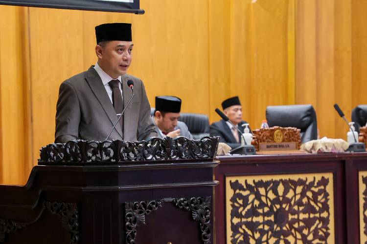 Wali Kota Surabaya Eri Cahyadi saat memaparkan R-APBD 2026 di gedung DPRD setempat. (FOTO: Humas Pemkot Surabaya)