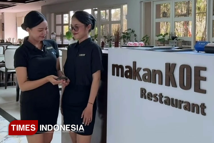 Dua staf makanKOE Resto, outlet Java Lotus Hotel Jember siap melayani tamu. (Foto: J-Lo Hotel for TIMES Indonesia)