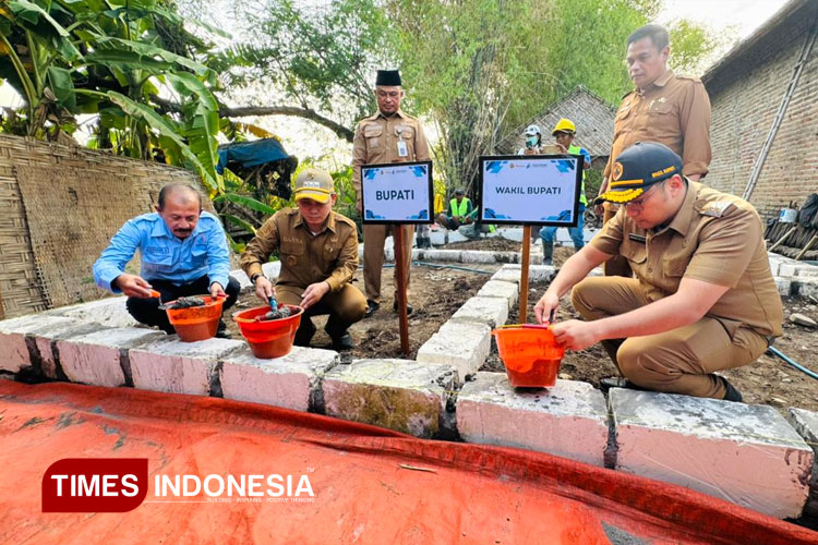 Secara simbolis, Bupati Mojokerto Muhammad Al Barra bersama Wakil Bupati Mojokerto M. Rizal Octavian meletakkan batu pertama sebagai tanda dimulainya pembangunan program bedah rumah tahun 2025, Senin (7/10/2025) (FOTO: Dok. TIMES Indonesia)