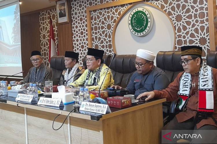 Ketua Bidang Hubungan Luar Negeri dan Kerja Sama Internasional MUI Sudarnoto Abdul Hakim (paling kiri) dalam deklarasi pembebasan Palestina di Jakarta, Selasa (7/10/2025). (Foto: Antara/Lintang Budiyanti Prameswari)
