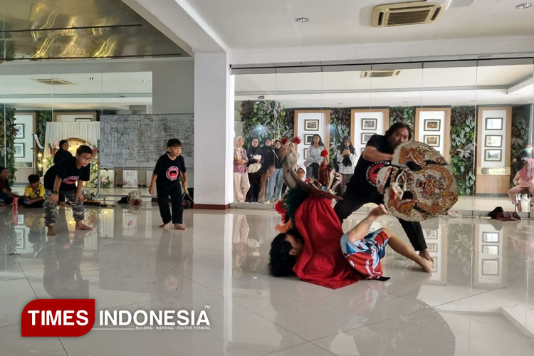Adegan Tumang dan Babi Hutan (Wayungyang) sedang di hutan dan secara tidak sengaja Sangkuriang telah membunuh si Tumang (ayahnya sendiri). (Foto: Dok.Bengkel Muda Surabaya/TIMES Indonesia)