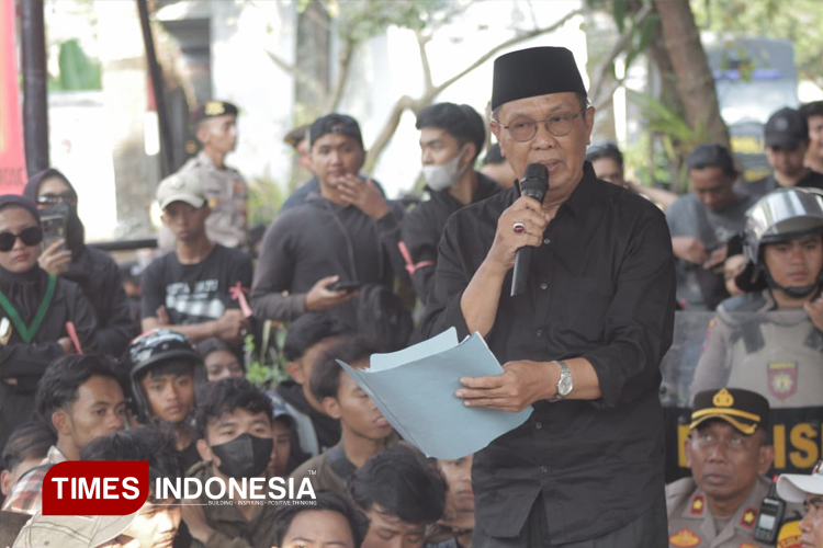 Ketua DPRD Bondowoso Ahmad Dhafir memberikan tanggapan soal polemik di Ijen (FOTO: Moh Bahri/TIMES Indonesia)
