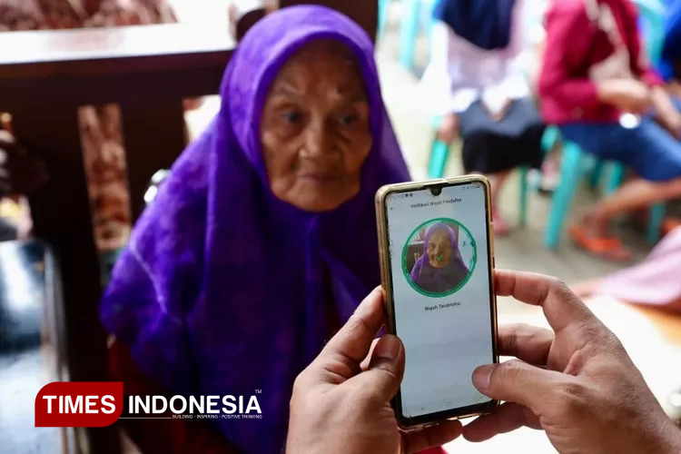 Salah satu warga Banyuwangi mendaftarkan diri Bansos digital. (FOTO: Dok. TIMES Indonesia)