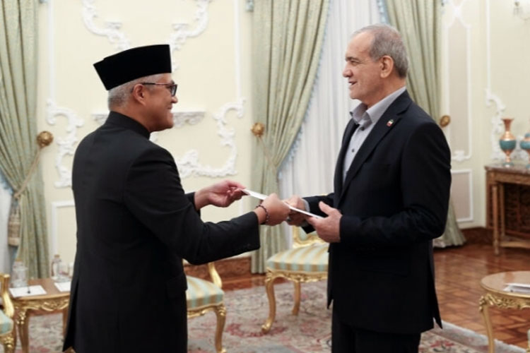 Presiden Iran Tekankan Persatuan Negara Muslim Hadapi Israel Saat Menerima Dubes RI