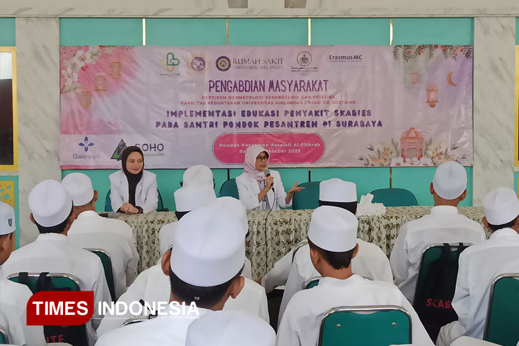 Edukasi tim pengabdian masyarakat Departemen Dermatologi, Venereologi, dan Estetika Unair di Ponpes Al Fitrah, Surabaya. (FOTO: Siti Nur Faizah/TIMES Indonesia)