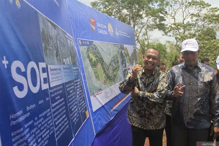 Wakil Menteri Pendidikan Tinggi, Sains, dan Teknologi Indonesia (Wamendiktisainstek) Prof. Fauzan (kanan). (FOTO: Antara)