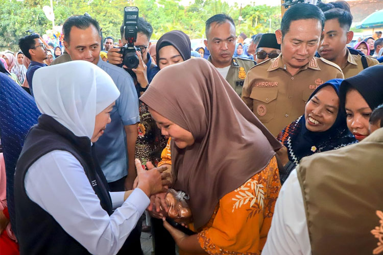 Gubernur-Khofifah-saat-menggelar-Pasar-Murah-Pemprov-Jatim-2.jpg