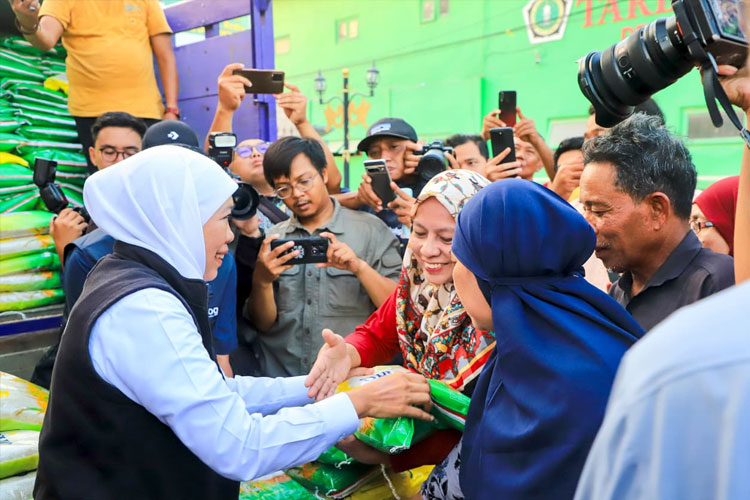 Gubernur Khofifah saat menggelar Pasar Murah Pemprov Jatim di Paciran, Lamongan. (FOTO: Dok.Humas Pemprov Jatim)