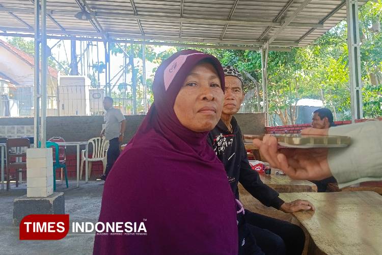 Ibu Tolak berama suaminya usai dimintai keterangan atas dugaan pengrusakan yang ia laporkan (FOTO: Moh Bahri/TIMES Indonesia)