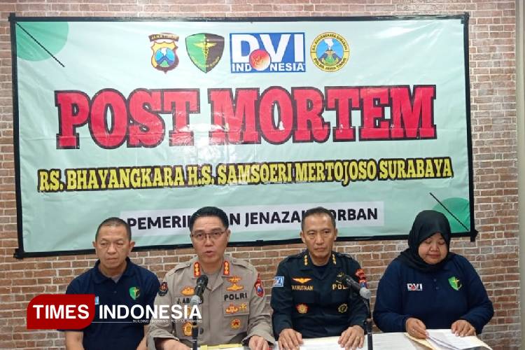 Kabidhumas Polda Jatim Kombes Pol Jules Abraham Abast saat press conference di Post Mortem RS Bhayangkara Polda Jatim. (Foto: Hamida Soetadji)