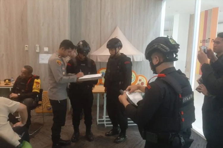 Kapolsek Kelapa Gading Kompol Seto Handoko Putra mendampingi tim gegana melakukan penyisiran di sekolah internasional North Jakarta Intercultural School (NJIS) yang mendapatkan teror bom. (Foto: Polsek Kelapa Gading)