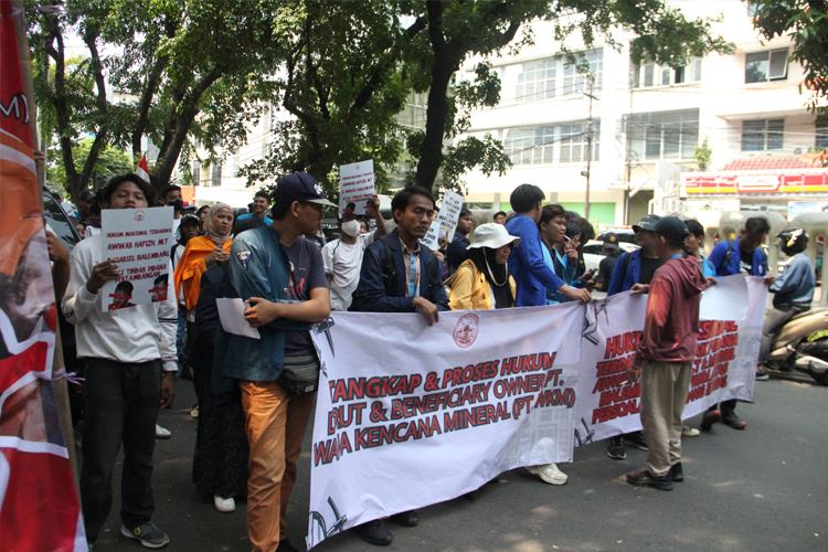 Massa aksi yang diduga tak dikenal membentangkan spanduk di depan PN Jakpus, saat berlangsungnya sidang PT Position vs PT WKM.