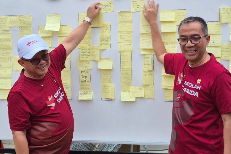 Mendiktisaintek Brian Yuliarto (kanan) bersama Mendikdasmen Abdul Mu'ti dalam konferensi pers di sela-sela kegiatan Pengenalan Sekolah Garuda di SMA Negeri Unggulan M.H. Thamrin, Jakarta, Rabu (8/10/2025). (Foto: Antara/Sean Filo Muhamad)