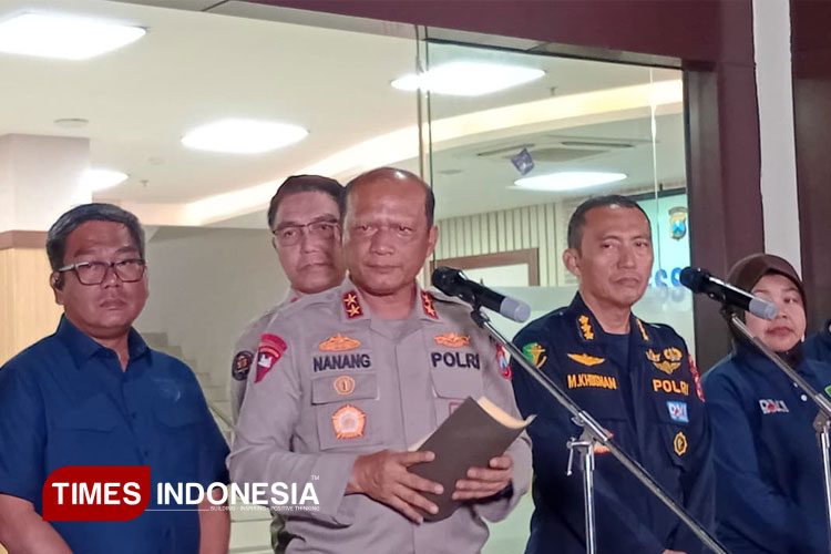 Kapolda Jatim, Irjen Pol. Nanang Avianto saat konferensi pers terkait kasus Ponpes Al Khoziny. (FOTO: Della Nur Khofiah/TIMES Indonesia)