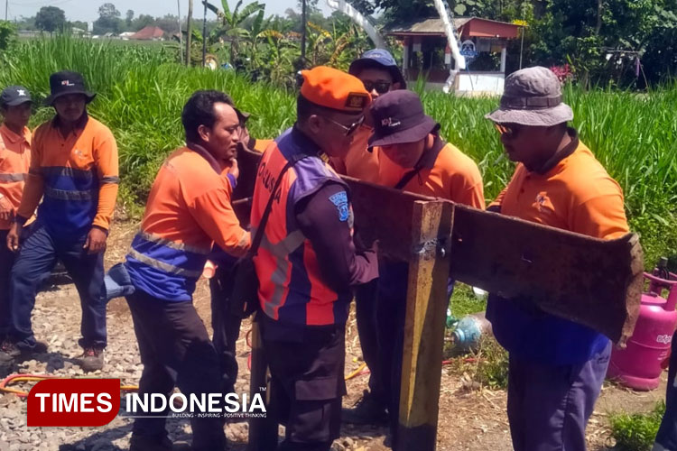 Membahayakan Perjalanan Kereta Api, PT KAI Daop 7 Target Tutup 15 Perlintasan Liar