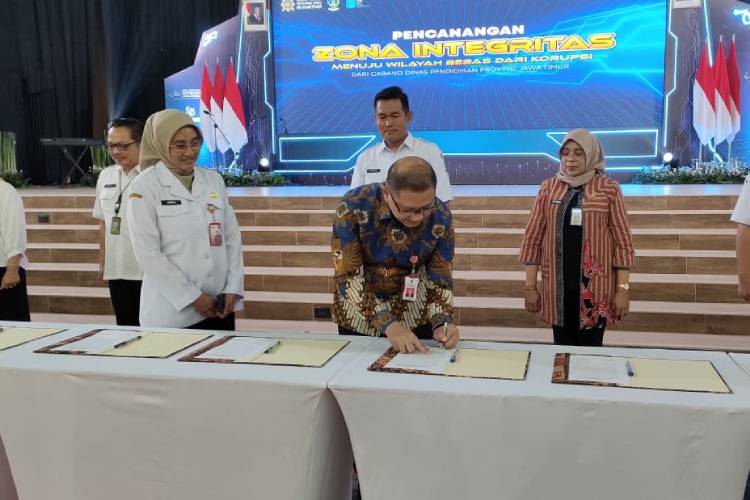 Penyerahan-piagam-pencanangan-zona-integritas-oleh-Kadindik-Jatim-b.jpg