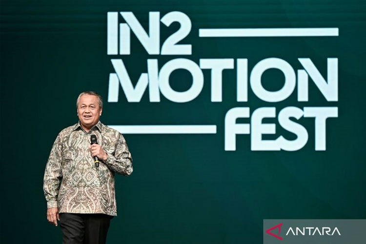 Gubernur Bank Indonesia (BI) Perry Warjiyo menyampaikan sambutan pada pembukaan Indonesia International Modest Fashion Festival (IN2MOTIONFEST) di JIExpo Kemayoran, Jakarta, Rabu (8/10/2025). (FOTO: Antara/Fauzan)