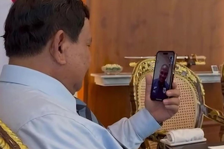 Presiden Prabowo Subianto melakukan video call ke Patrick Kluivert dan Timnas Indonesia yang akan segera bertanding melawan Arab di Jeddah, Rabu (8/10/2025) maka.. (Dok. Sekretariat Presiden)