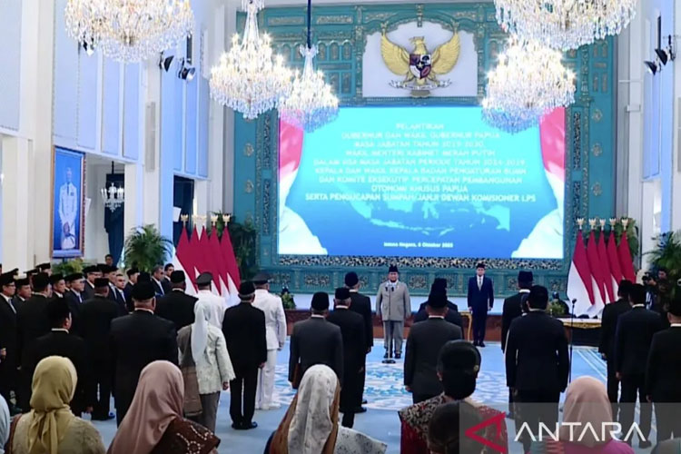 Presiden Prabowo Subianto melantik Dony Oskaria sebagai Kepala Badan Pengaturan BUMN di Istana Negara, Jakarta, Rabu (8/10/2025).