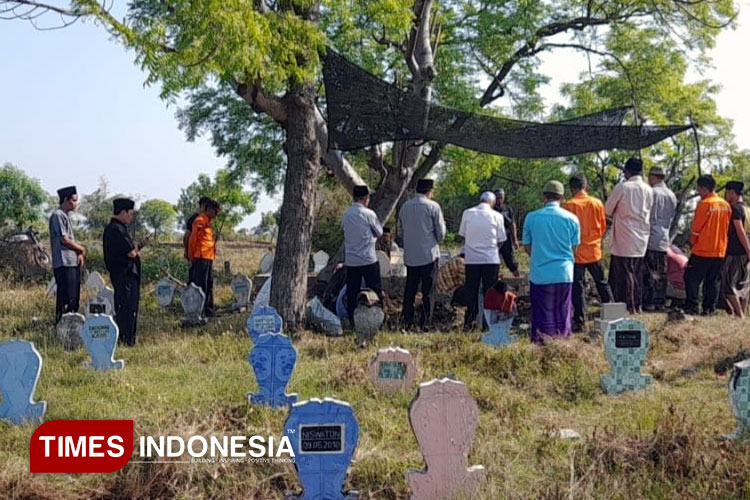 Tangis Keluarga Iringi Pemakaman Santri Al-Khoziny Asal Gresik
