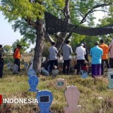 Tangis Keluarga Iringi Pemakaman Santri Al-Khoziny Asal Gresik