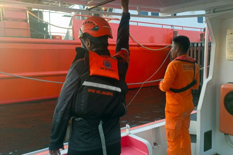 Tim SAR gabungan melakukan pencarian kapal hilang di perairan Pulau Bokor, Kelurahan Pulau Untung Jawa, Kabupaten Kepulauan Seribu, Jakarta, Selasa dini Hari (7/10/2025). (FOTO: ANTARA/HO-BPBD Jakarta)