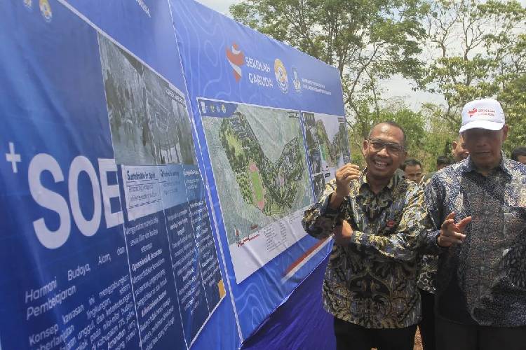 Wamendiktisainstek Prof. Fauzan (kanan) melihat site plan pembangunan Sekolah Unggul Garuda usai menhadiri acara pengenalan Sekolah Unggul Garuda di Kota Soe, Kabupaten Timor Tengah Selatan (TTS), Rabu (08/10/2025). (FOTO: ANTARA /Kornelis Kaha)