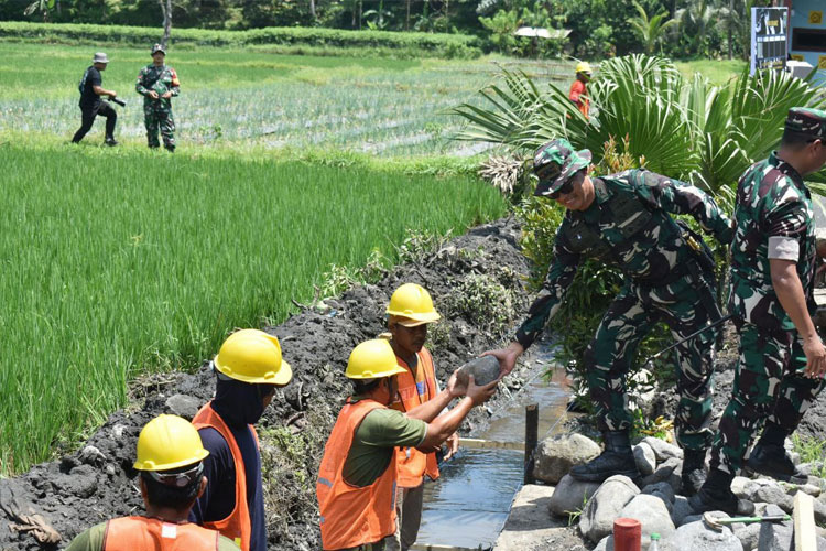 peletakan-batu-pertama-pembangunan-drainase-2.jpg