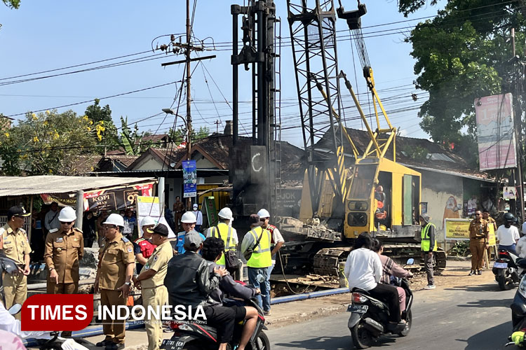 Suasana peninjauan pengerjaan pelebaran jalan di KH Malik Dalam, Kota Malang. (Foto: Rizky Kurniawan Pratama/TIMES Indonesia)