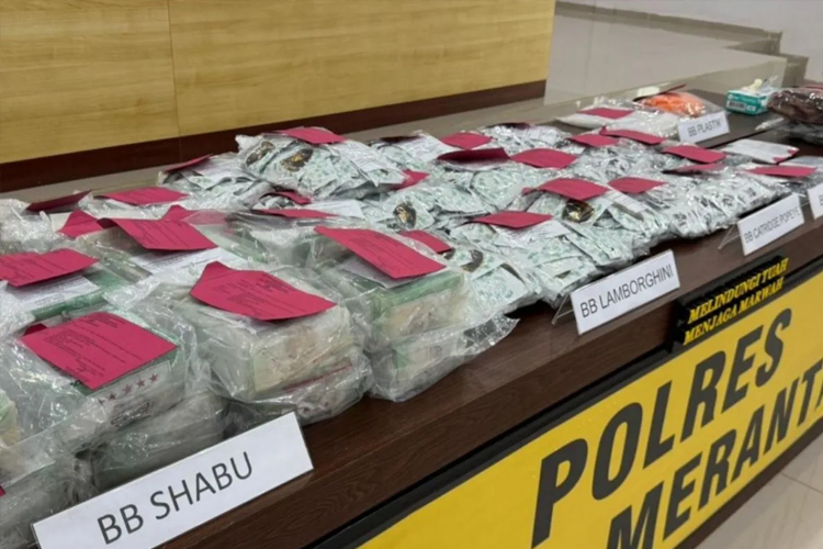 Barang bukti 30 kg sabu dan cairan Vape berisi narkotika dan cairan Happy Water Lamborghini yang diamankan Polres Meranti. (FOTO: ANTARA/HO-Polda Riau)