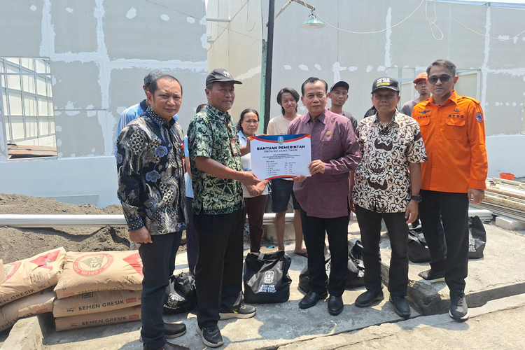 BPBD Jatim Serahkan Bantuan Material Rumah Terdampak Kebakaran di Surabaya