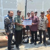 Warga Terdampak Kebakaran di Jemursari Terima Bantuan dari BPBD Jatim