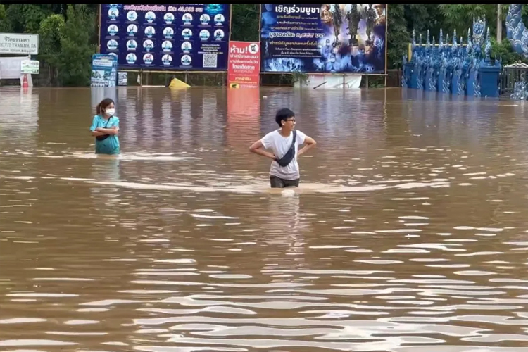 Tim militer dan penyelamat bekerja tanpa henti untuk mengevakuasi warga yang terjebak di rumah mereka akibat banjir parah yang terus melanda provinsi Chiang Rai di wilayah utara Thailand. (FOTO:  ANTARA/TNA/py)