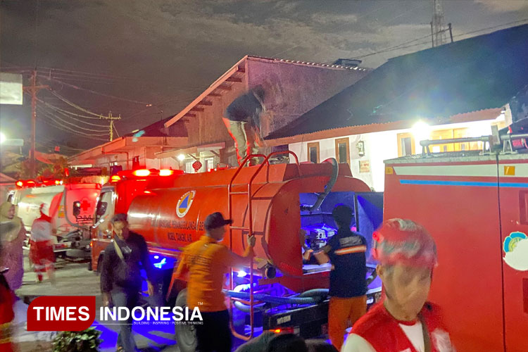 Damkar-dan-BPPD-Pemalang-melakukan-pemadaman-api-2.jpg