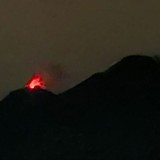 Sinar Api Muncul di Puncak Gunung Karangetang