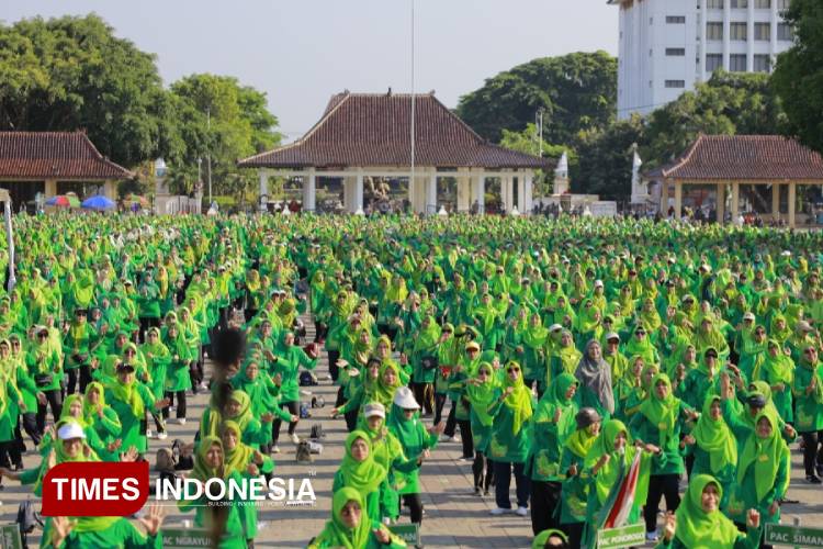 Ketua-Bapanas-Arif-Prasetyo-Adi-didampingi-Ketua-TP-PKK-Ponorogo-Susilowati-Sugiri-Sancoko-c.jpg