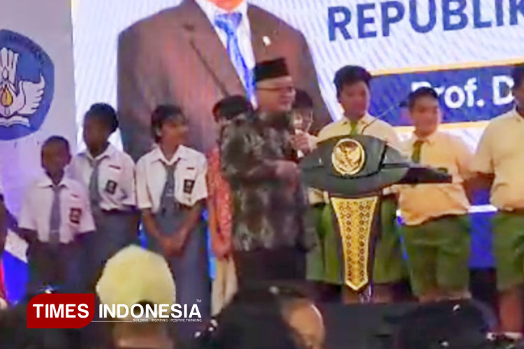 Mendikdasmen Beri Hadiah Siswa yang Bercita-cita Jadi Petani