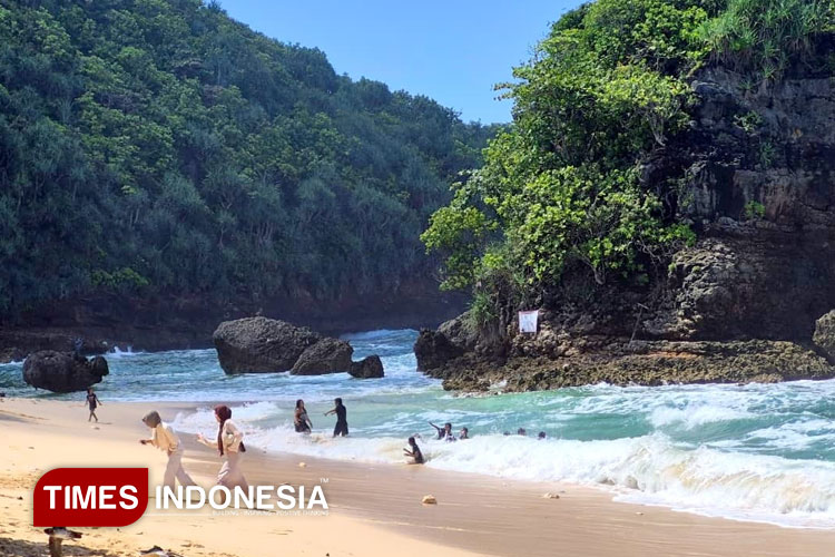 Pantai-Watu-Leter-a.jpg