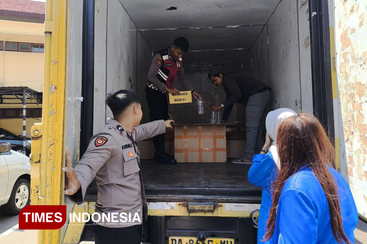 Truk Bermuatan 2.300 Botol Arak Dicegat Polisi di Jalan Raya Banyuwangi–Surabaya