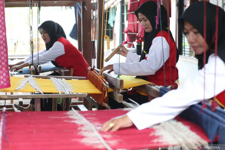 Lewat Program PKW, Kemendikdasmen RI dan Dekranas Lestarikan Tenun Nusantara
