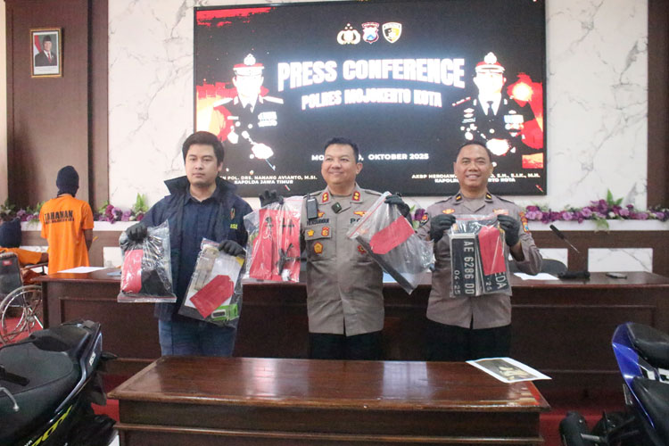 Konferensi pers yang digelar oleh Polres Mojokerto Kota di Mako Polres Mojokerto Kota, Kamis (9/10/2025). (Foto: Dok. Humas Polres Mojokerto Kota)