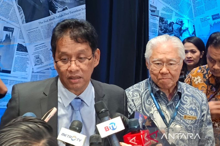 Menteri Keuangan (Menkeu) Purbaya Yudhi Sadewa (kiri) ditemui usai acara Investor Daily Summit 2025 di Jakarta, Kamis (9/10/2025). (Foto:Antara/Muzdaffar Fauzan)