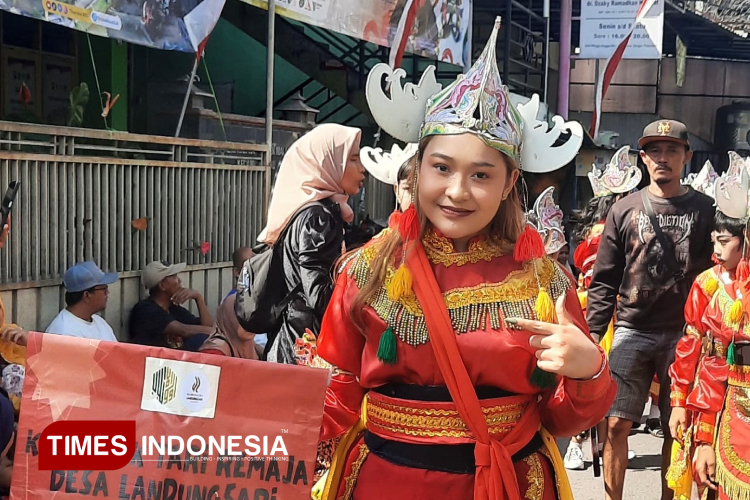 Remaja-Desa-Landungsari-menampilkan-Tari-Topeng-Malangan-b.jpg