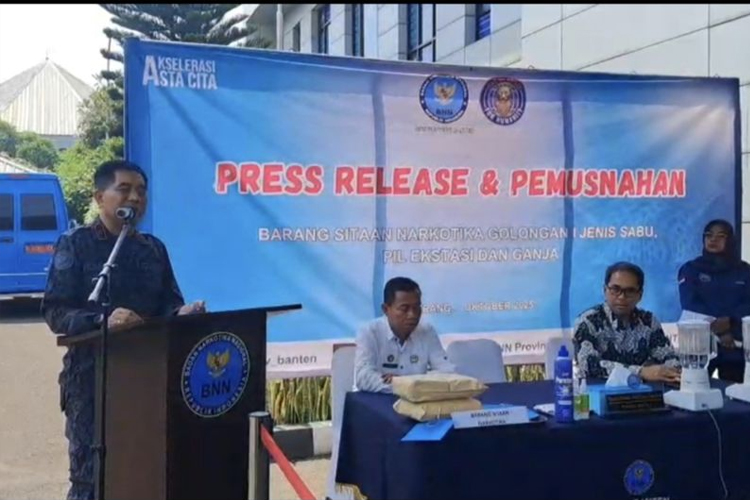 Kepala BNNP Banten Rohmad Nursahid (kiri) di Serang, Kamis (9/10/2025). (FOTO: ANTARA/HO-BNNP Banten.)